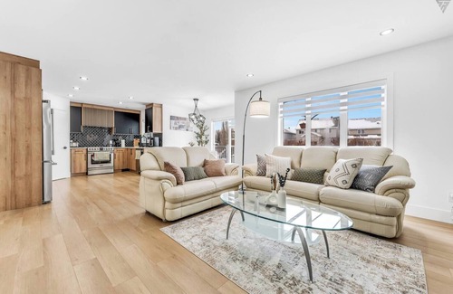 Southeast Edmonton House | Hot Tub| Patio| Netflix|Games|Fireplace|Sleeps 8