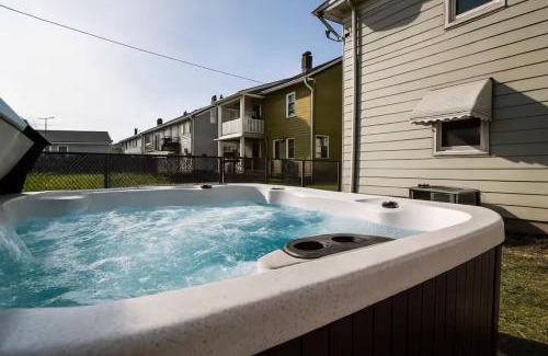 South Hills House | Hot Tub Ping Pong Sleeps 9 Retro Fun