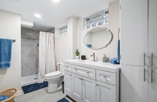 South Hills House | Hot Tub Ping Pong Sleeps 9 Retro Fun