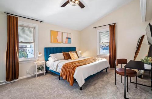 South Hills House | Hot Tub Ping Pong Sleeps 9 Retro Fun
