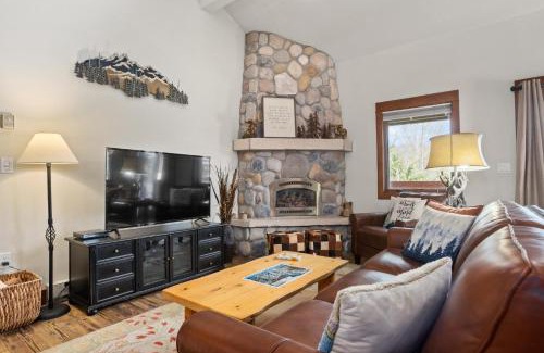 Steamboat Springs House | Hot Tubs, Washer & Dryer, Free Bus, Perfect for 3 Couples
