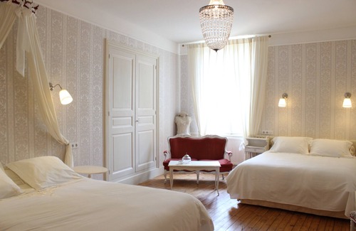 Egliseneuve-d'Entraigues Hotel | Hotel de la Providence