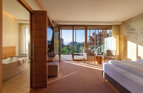 Vollan Hotel | Hotel Der Waldhof in Völlan