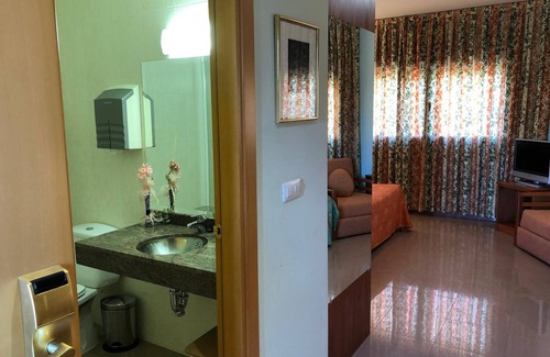 San Sadurni Hotel | Hotel Fonda Neus