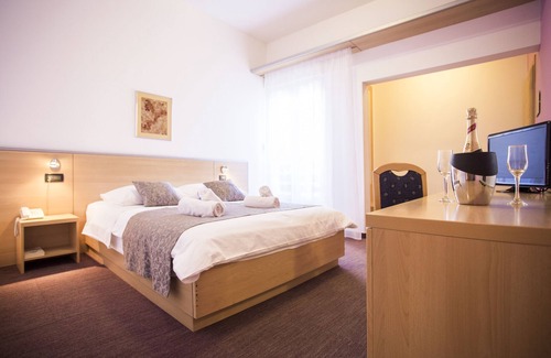 Znjan Hotel | Hotel More