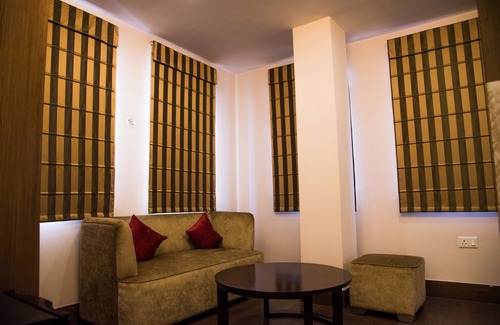 Aliganj Hotel | Hotel Sandstone INN