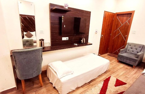Haridwar Hotel | Hotel Shreya Galaxy with Swimming Pool- Best Property in Haridwar
