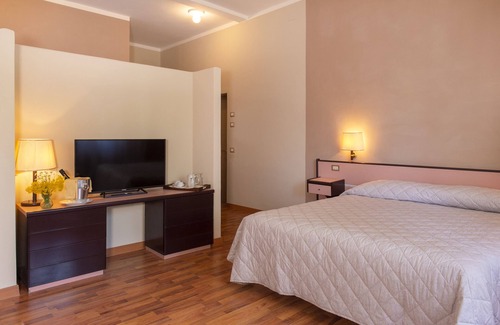 San Terenziano Hotel | Hotel Villa dei Pini