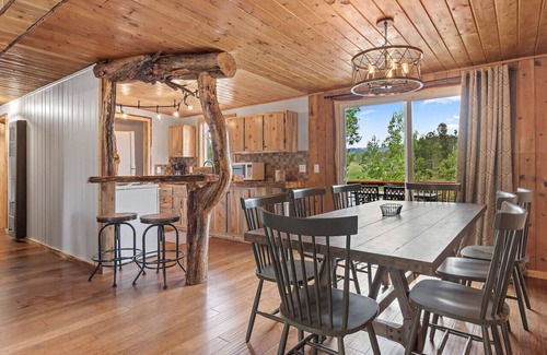 Custer Cabin | Hottub Hideaway: Firepit + Sauna + Views + Wildlife