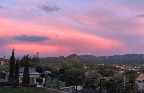 Bouc-Bel-Air House | House clinging to the forest, unobstructed view of the King's Pestle