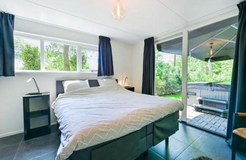 Reutum House | House in Reutum with Jacuzzi & Forest View