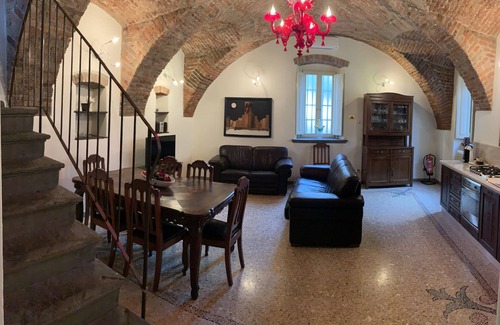 Chiari House | House in the historic center of Chiari