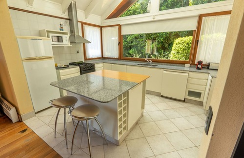 Angostura Ski Chalet | House next to Lake Nahuel Huapi: with stunning panoramic views