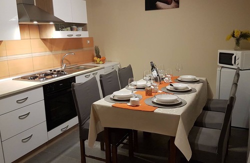 Cove Rogacic House | House Nike (41121-K1) - Vis - island Vis