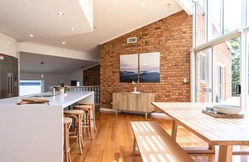 Howrah House | House on the Hillside with City Views Sleeps 12