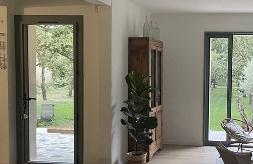 Carpentras House | House renovated in 2021 by an interior designer in the heart of an oak grove