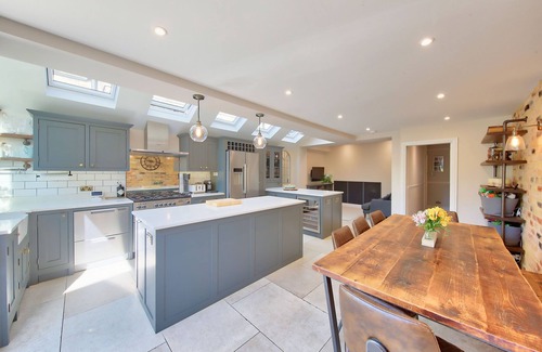 Wimbledon House | House - Sleeps 8 - Garden - Children's Play Area