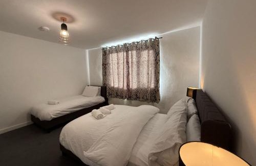 Bridgend House | House - Sleeps 8 - Parking - WiFi