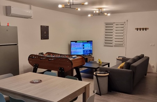 Saint-Seurin-sur-l'Isle House | House with friends/colleagues - BBQ - Netflix -2 to 9 people (table soccer 50 cts)