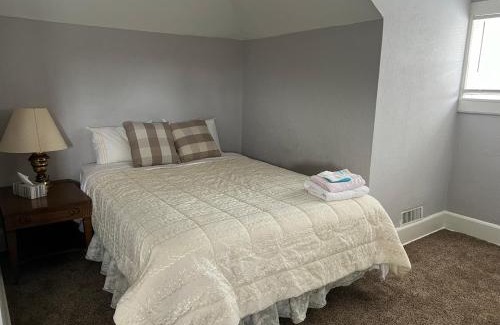 South Bend House | House w Separate 4 Private Bedrooms