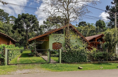 Gramado Cabin | House With Barbecue in Gramado Rje0980