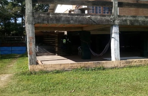 Sao Paulo House | House with large green area with park and dam nearby.