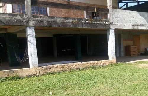 Sao Paulo House | House with large green area with park and dam nearby.