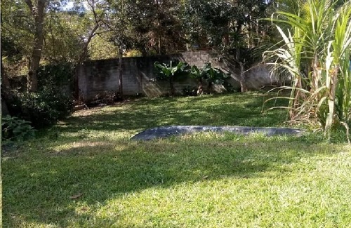 Sao Paulo House | House with large green area with park and dam nearby.