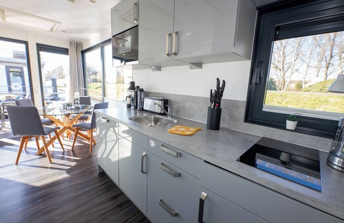 Bad Bederkesa House | Houseboat 4 Seeloft. With lake view and comfortable.