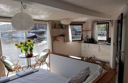 Oostelijke Eilanden en Kadijken Bed & Breakfast | Houseboat Concordia B&B