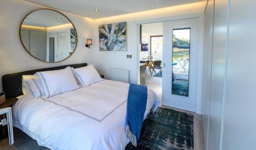 Kinsale Boat Rental | Houseboat in Kinsale