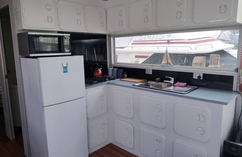 Erskine Boat Rental | Houseboat. n ACCOMMODATION ONLY. nLocation - MQR and Boundry Island Brewery.