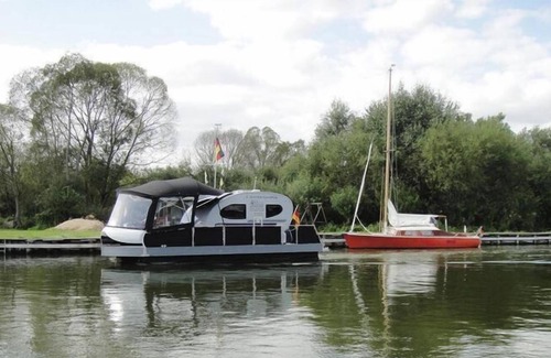 Demmin Boat Rental | Houseboat on the Peene, Demmin