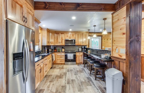 Olanta Cabin | Houtzdale Home w/Shuffleboard & Pickleball!