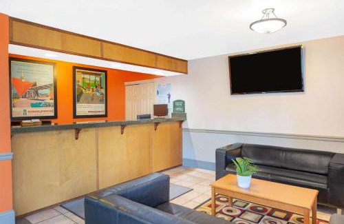 Southeast Salem Hotel | Howard Johnson by Wyndham Salem