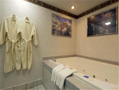 Grenloch Hotel | Howard Johnson by Wyndham Blackwood Near Philadelphia