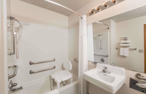 Wichita Hotel | Howard Johnson by Wyndham Wichita Airport