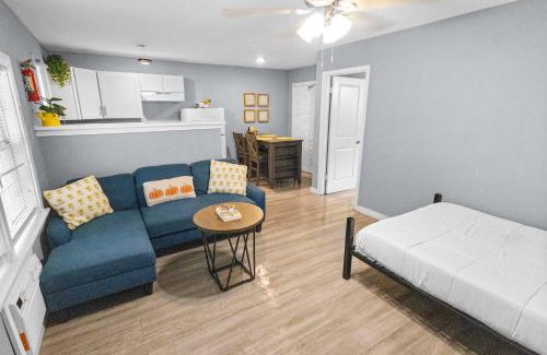 Park Place Apartment | HTX Economy 1BD Apt I Parking Near Highway