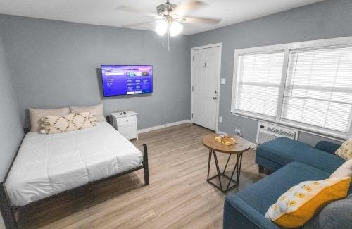 Park Place Apartment | HTX Economy 1BD Apt I Parking Near Highway