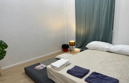 Samsen Nok House | Huai khwang Fullmoon House City center family holiday experience