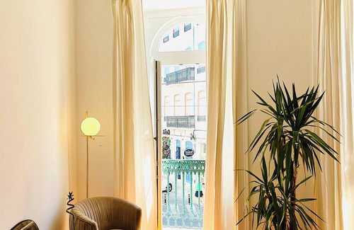 Merces Apartment | Huge 250sm 7 Bedroom Apartments! Prince Real!