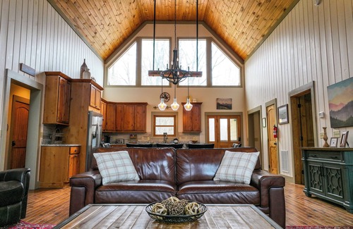 Seven Devils Cabin | Huge Decks, Hot Tub, Fire Pit & Dog Friendly. Close to Boone and Banner Elk.