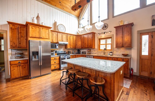 Seven Devils Cabin | Huge Decks, Hot Tub, Fire Pit & Dog Friendly. Close to Boone and Banner Elk.