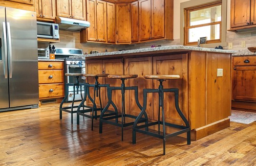 Seven Devils Cabin | Huge Decks, Hot Tub, Fire Pit & Dog Friendly. Close to Boone and Banner Elk.