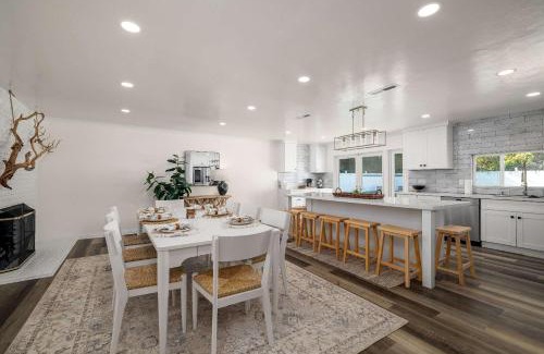 Bay Park House | Huge House with Pool! Sleeps 16 - BBQ - Shuffleboard