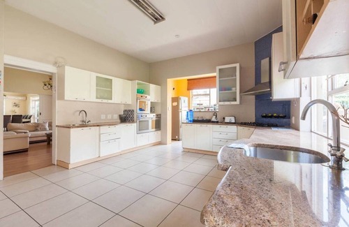 Greater Johannesburg Metropolitan Area House | Huge House with Separate Cottage