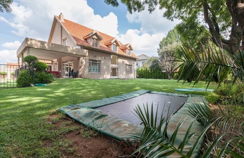 Greater Johannesburg Metropolitan Area House | Huge House with Separate Cottage
