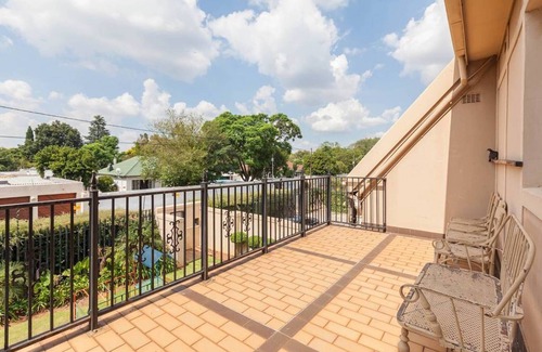 Greater Johannesburg Metropolitan Area House | Huge House with Separate Cottage