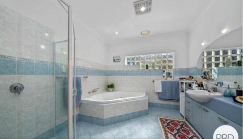 Howrah House | Huge luxurious home - Stunning Water Vista