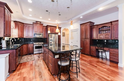 Powellhurst-Gilbert House | Huge Luxury Home with huge Deck near Powell Butte Park